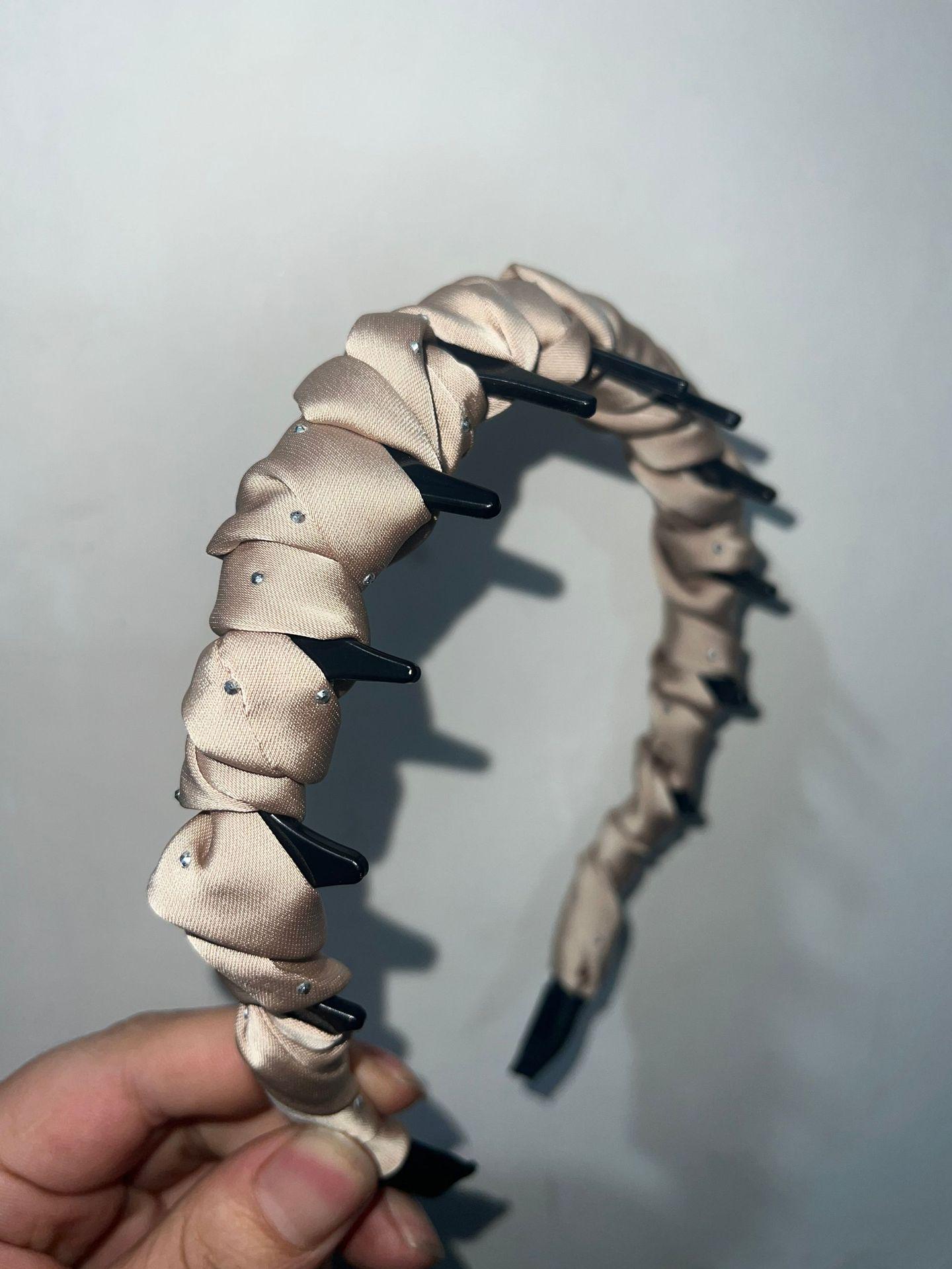 

Атласный плиссированный ободок со стразами и нескользящими зубцами - Элегантный женский аксессуар для волос