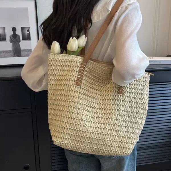 Straw Woven Tote Shoulder Bag with Tassel Detail and Spacious Interior
