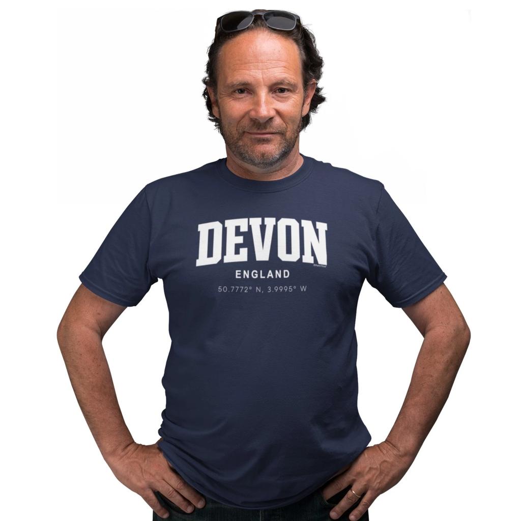 Devon Varsity Stil Druck Mit Koordinaten Handbedrucktes T-Shirt Größe S - 5XL