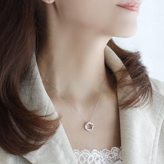 SUEHIRO 18 Karat Weißgold Anhänger Halskette 10 Diamanten