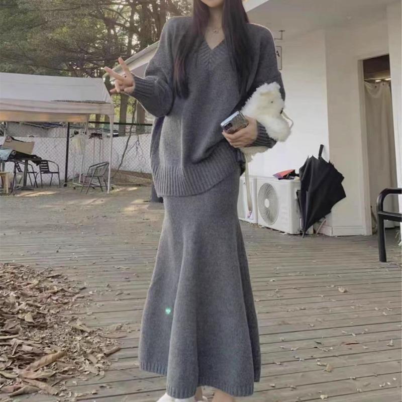 Retro Soft Waxy V-neck Sweater Set for Women's Autumn and Winter New Fishtail Hip Skirt Knitted Two-piece Set for Women