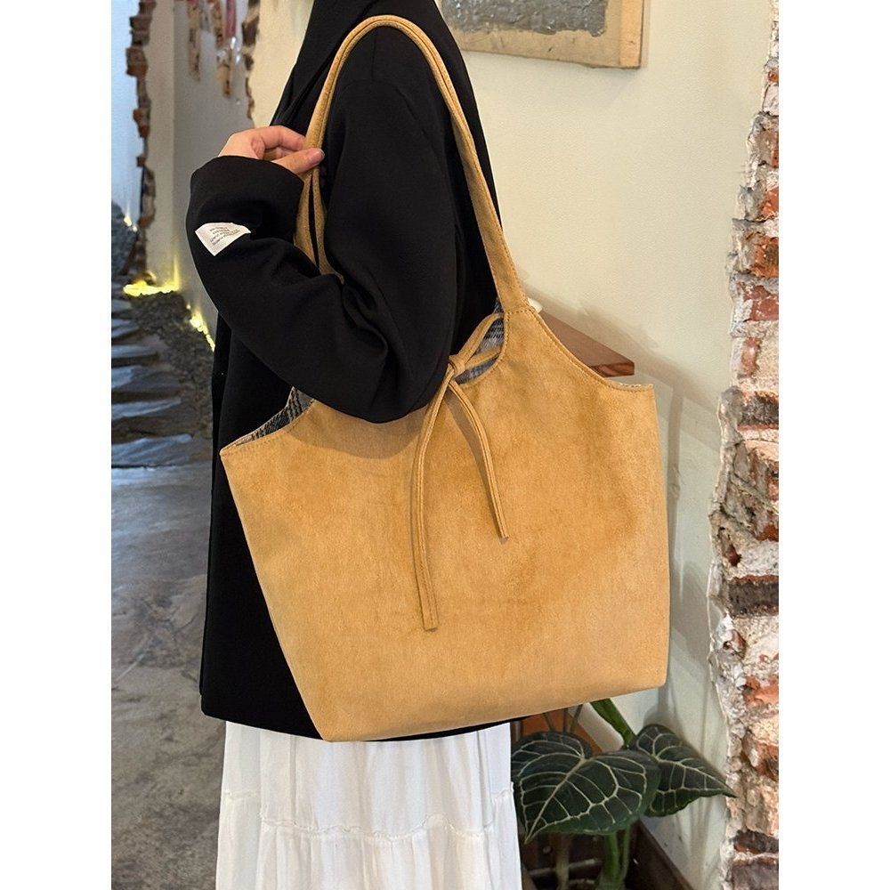 

Retro autumn and winter double-sided suede shoulder bag 2025 new large-capacity versatile lazy wind portable tote bag жовтий