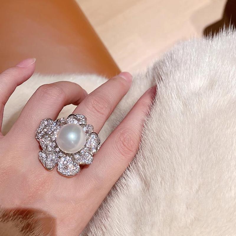 Huitan Ästhetischer Blumen Glänzender Zirkonia Fingerring Luxus Damen Party Schmuck mit Simulierter Perle Wunderschöne Zarte Accessoires