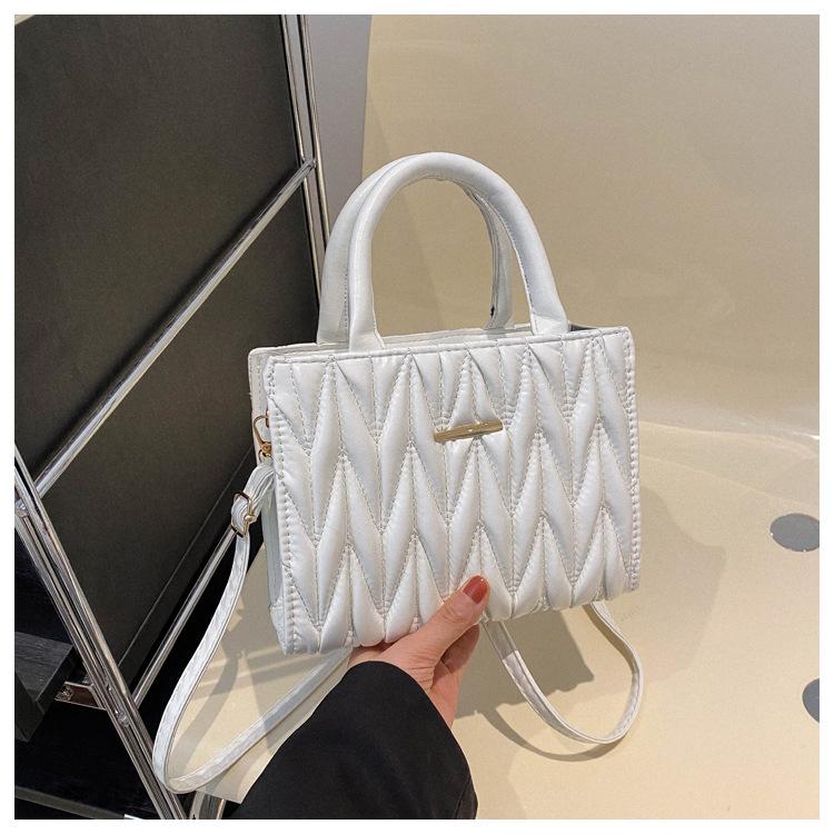 

2024 весна и лето новая простая ретро плиссированная сумка женская европейская и корейская текстура большая вместительная женская сумка-мессенджер белый