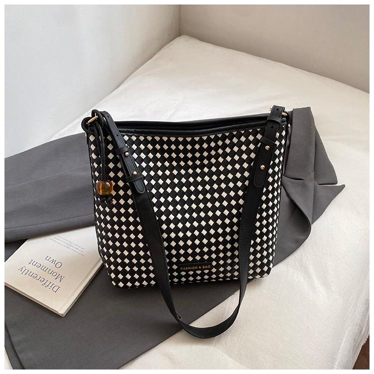 Premium Sense of Foreign Style Tote Bag Women's 2025 New Trendy Fashion Messenger Bag Diamond Woven Pattern Commuter Shoulder Bag