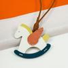 Väskhänge Miljövänlig Gunghästnyckelring i konstläder med repsnodd Vingdesign Väskor Biltillbehör