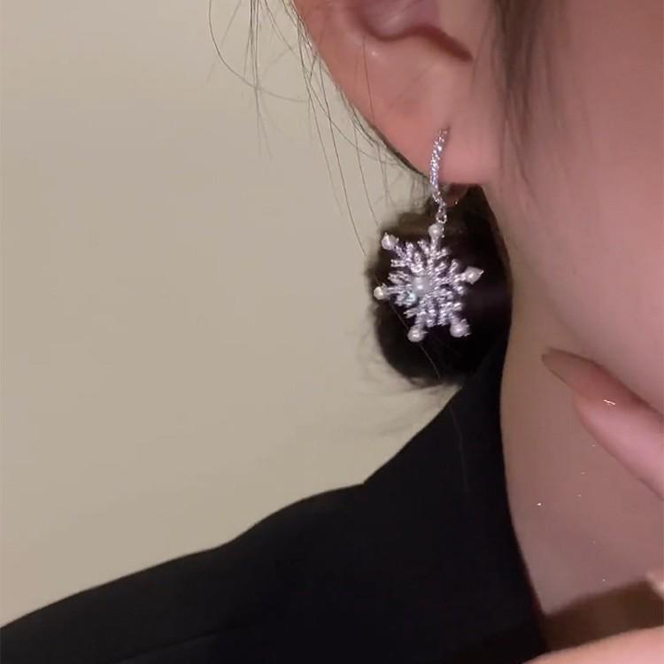 Exquisite Zircon Snowflake Earrings: High-End Autumn/Winter Fashion, Versatile Light Luxury Accessories