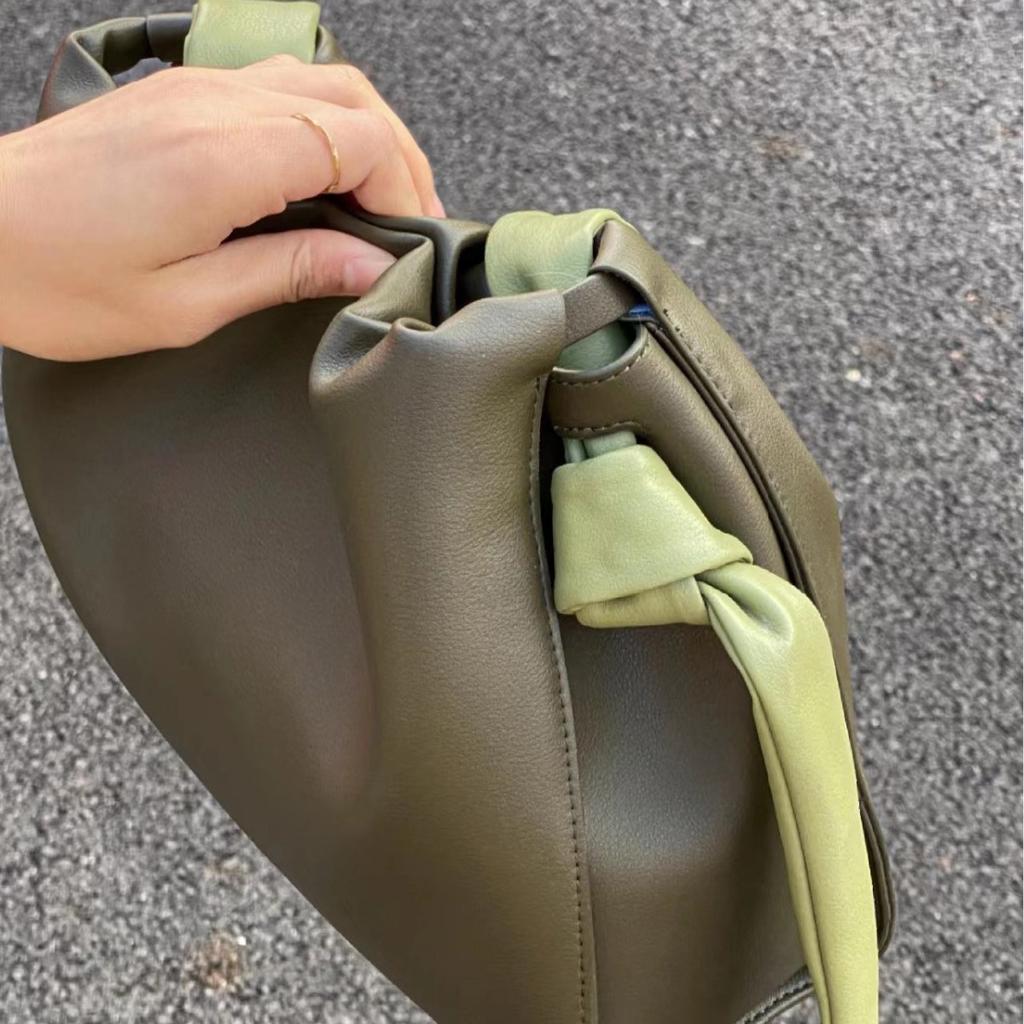 French Niche Cloud Bag Women's New Fashion Contrasting Color One-shoulder Crossbody Women's Bag Hand Bucket Bag Bag Bag Bag