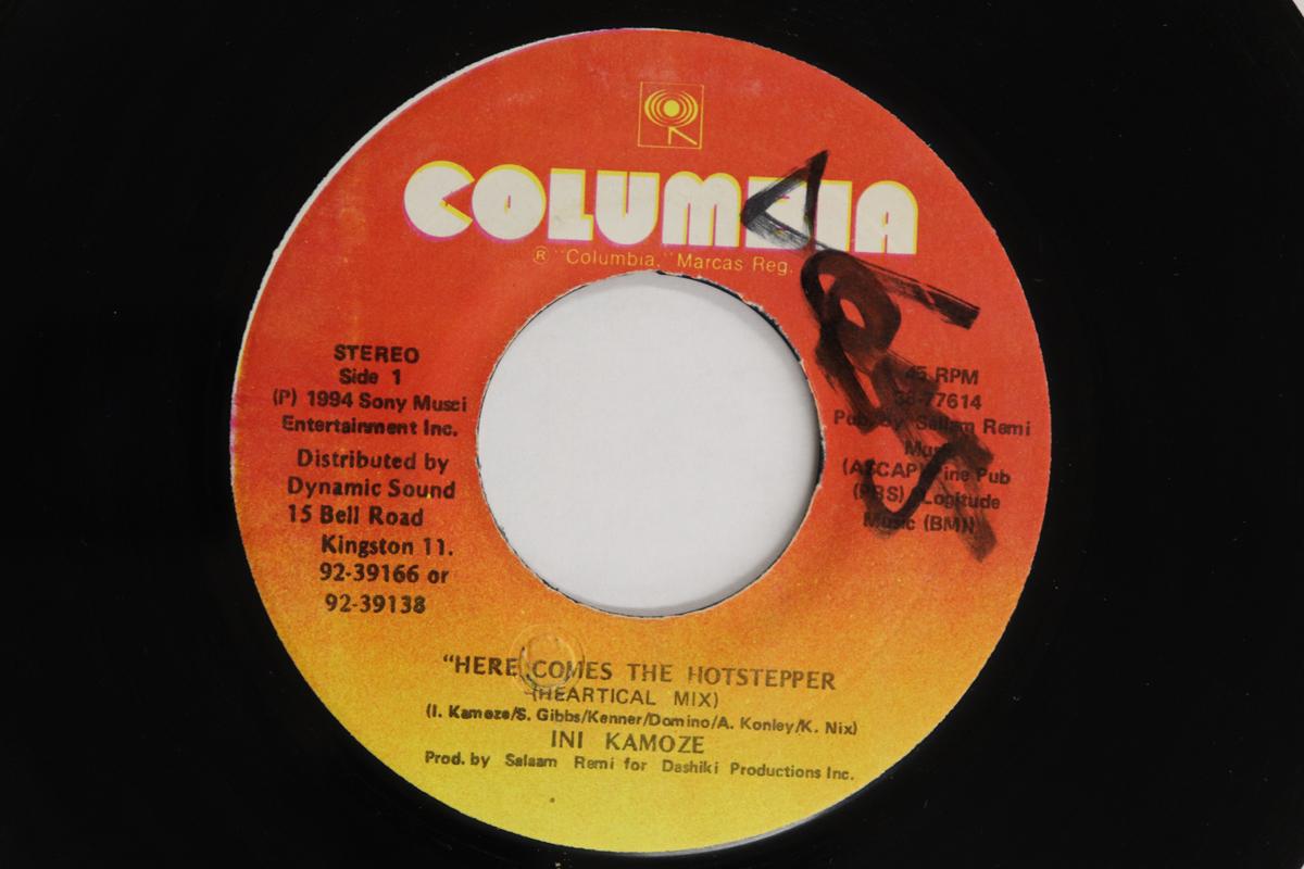 

7inch Record INI KAMOZE - Here Comes The Hotstepper 3877614 Columbia 1994 Jamaica Reggae, Ska & Dub Used