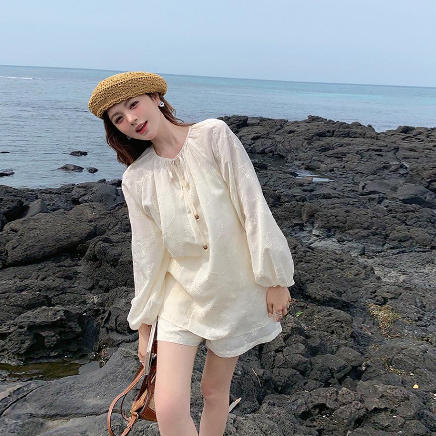 

Молочно-белый дорожный отпуск вышитый легкий и тонкий солнцезащитный комплект рубашки женский летний новый маленький повседневный комплект из двух предметов с шортами L