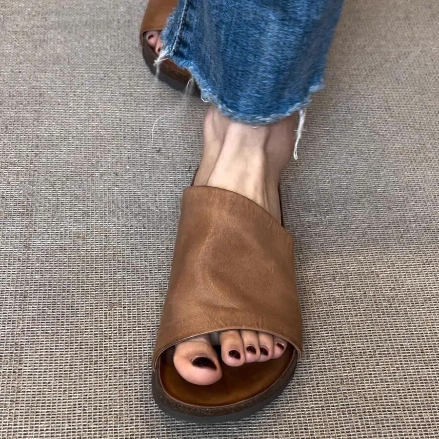 Internet celebrity slippers can be worn outside, women's super fire 2025 new summer thick-bottomed cool slippers, women's retro versatile one-word d