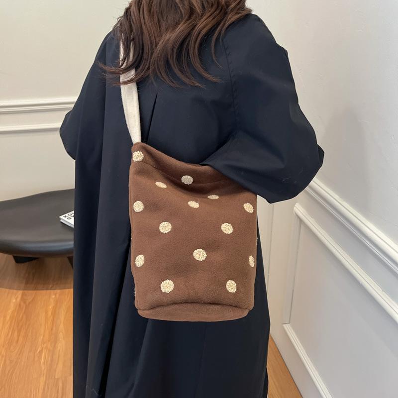 

Зимняя шерстяная сумка большой вместимости женская 2025 новая модная в горошек в студенческом стиле сумка-ведро универсальная сумка-мессенджер 18*18*29