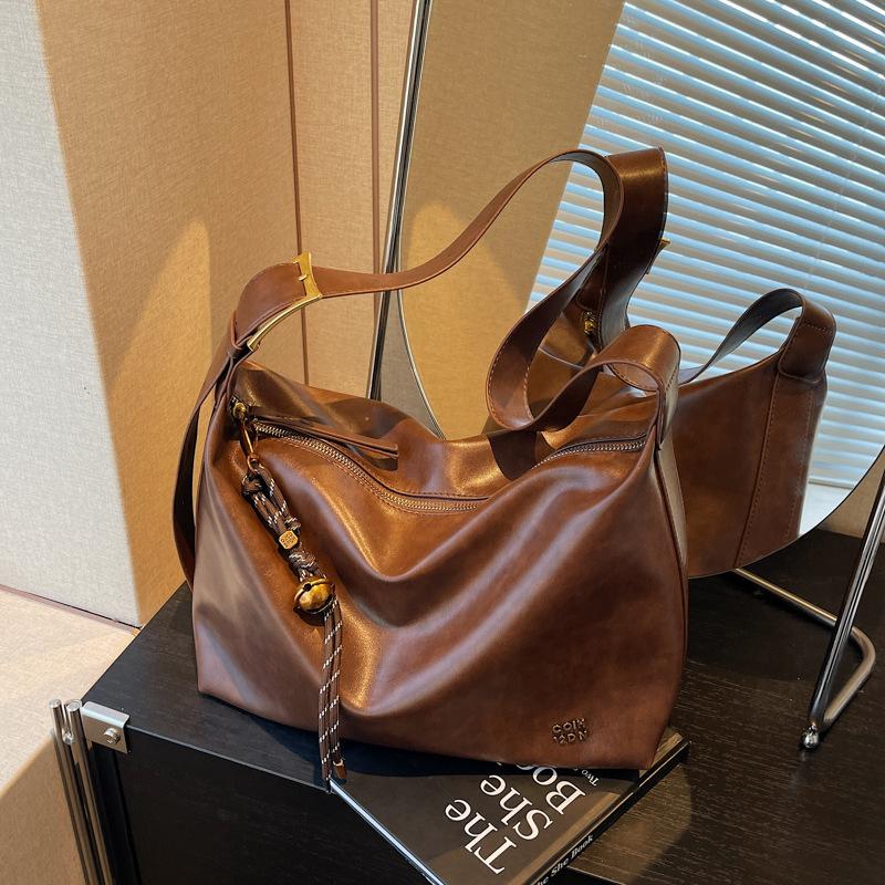 Large Capacity Bag Women's Autumn and Winter Retro New Versatile Shoulder Messenger Bag Popular Commuter Tote Bag