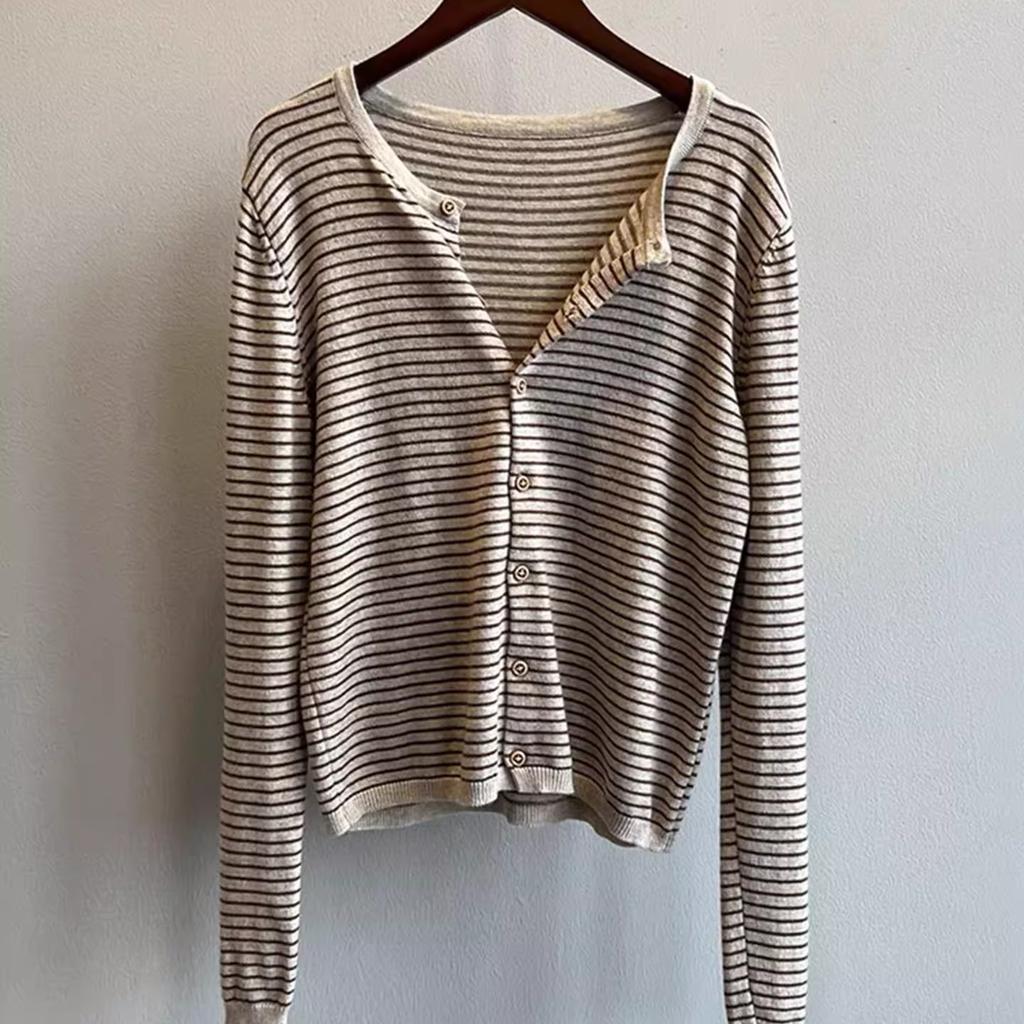 Eine neue hochwertige Strickjacke für Damen für Frühling und Herbst mit kontrastfarbig gestreiftem Strickcardigan und einem zierlichen Top