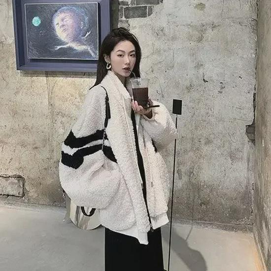 

Женская куртка из овчины с бархатной подкладкой — осень/зима, свободный крой, контрастные цвета, студенческий стиль, отделка стежками. S белый