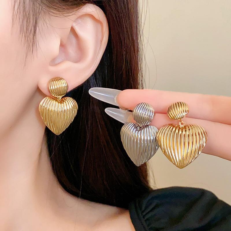 Round love pattern stud earrings, simple trend cold wind earrings, European and American high-end earrings