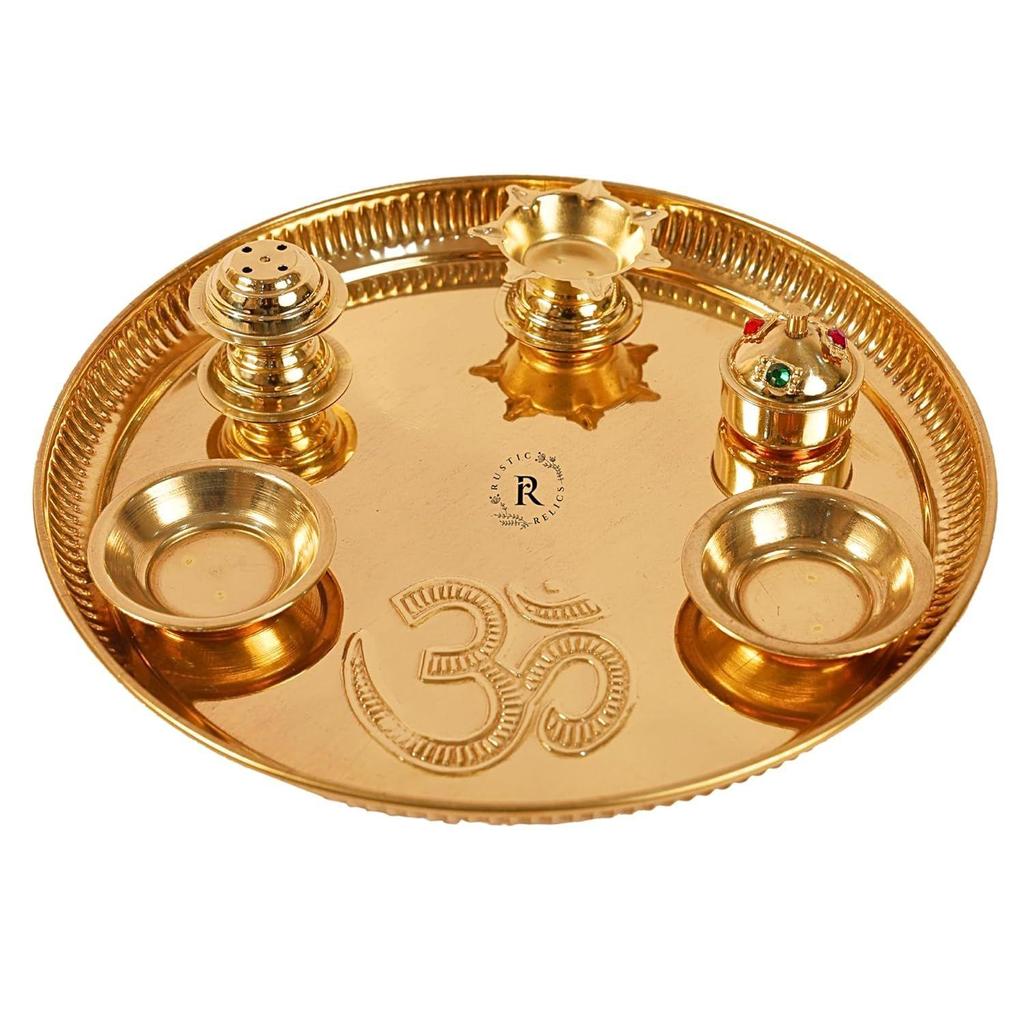 9palcový mosazný Navratri Pooja Thali s připevněnou diyou, 2 miskami, stojánkem na agarbatti a zlatě povrchově upravenou miskou na kumkum