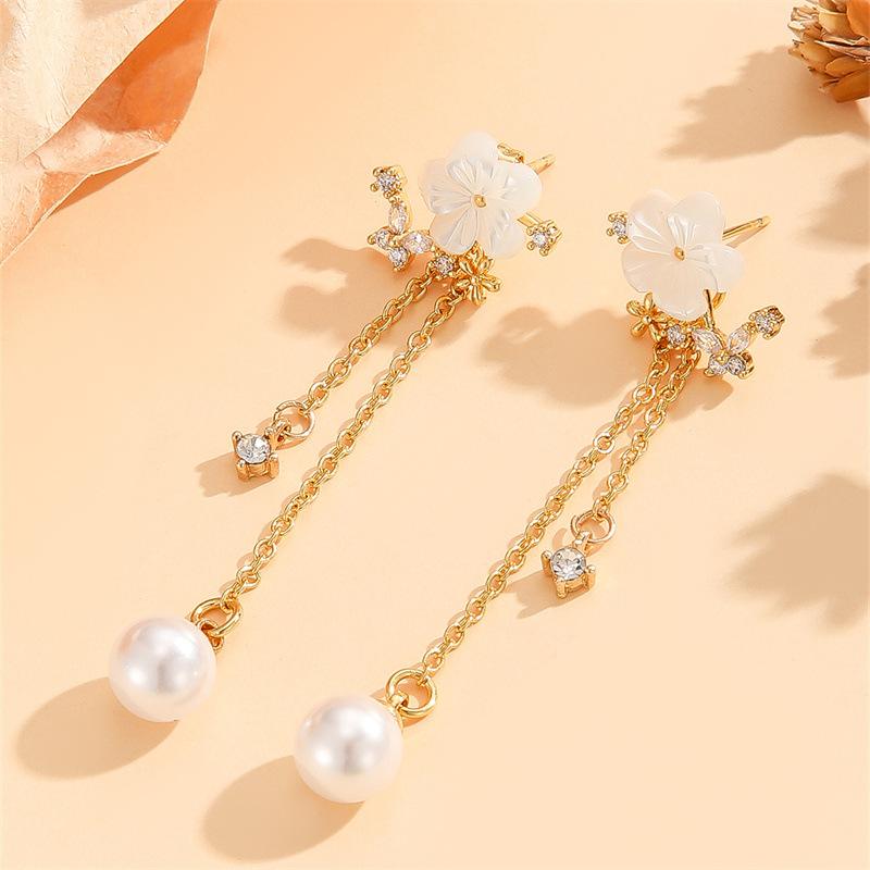 

High-end, Luxurious Long-chain Imitation Pearl Earrings, Featuring A Fashionable and Sophisticated Style, Perfect for Formal Events.
