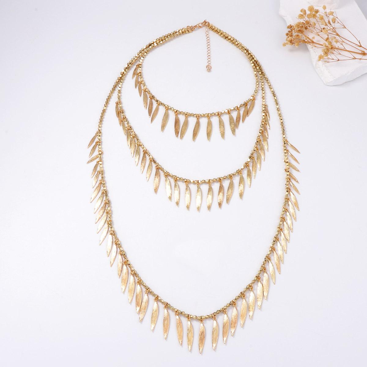 Характер, темперамент, тренд, холодный ветер, бисерная текстура, колье, сплав, подвеска в виде пера и листа, украшение золотой