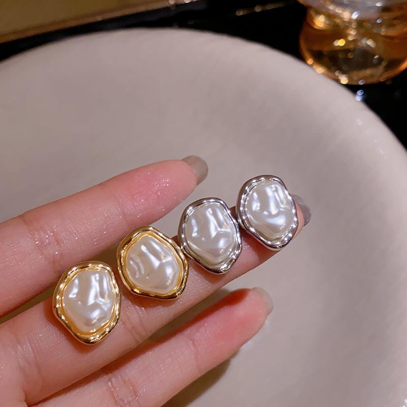 Irregularly pleated pearl stud earrings fashion high-end earrings niche temperament light luxury daily versatile earrings