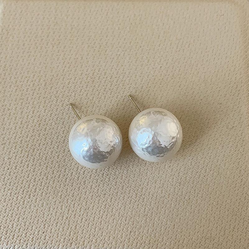 French Retro Irregular Pearl Stud Earrings Women'S Simple High-End Personality Fashion Temperament Versatile Earrings
