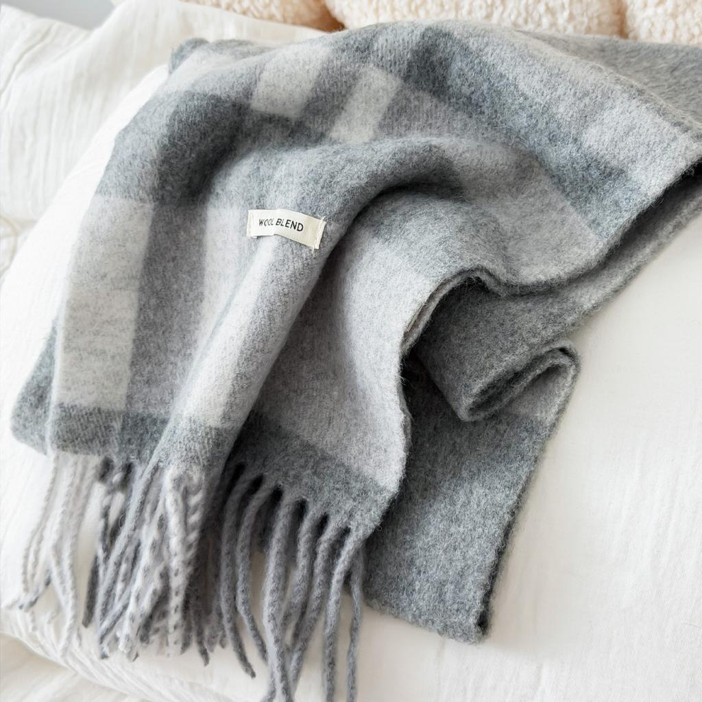 Spot autumn and winter women's models with scarves, retro classic British plaid fringed warm shawl