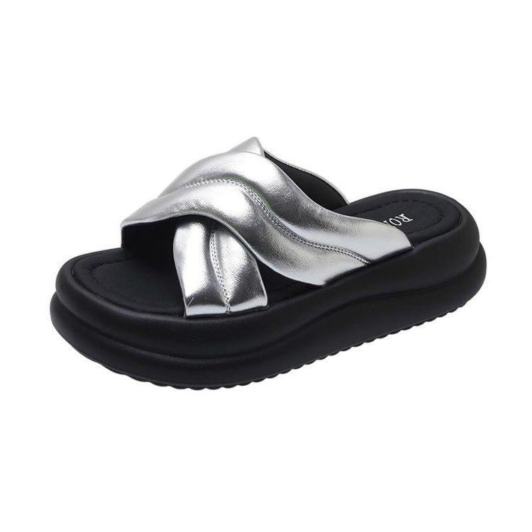 

Beautiful thick-soled cool slippers women s summer wear fashionable and versatile 2025 new French high-end soft-soled beach shoes 40 серебряный