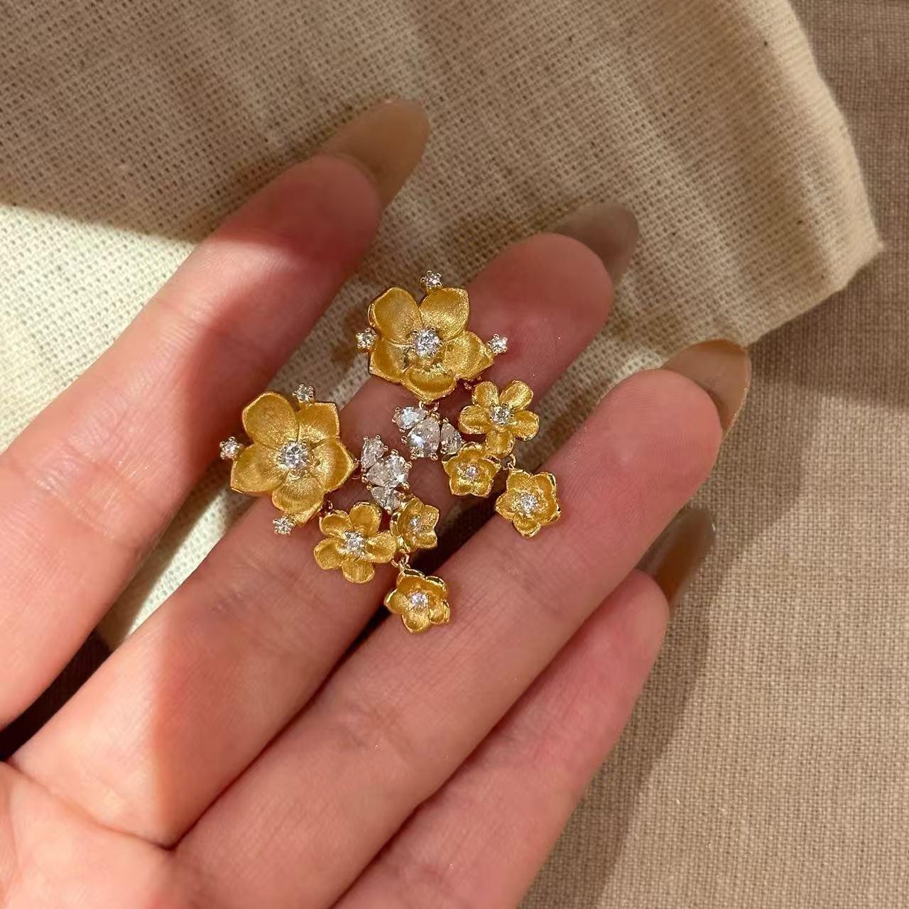 

Vintage Starry Sky Sparkling Diamonds Brushed Flower earrings for women Unique Beautiful Exquisite Earring Wedding Jewelry Gifts золотой