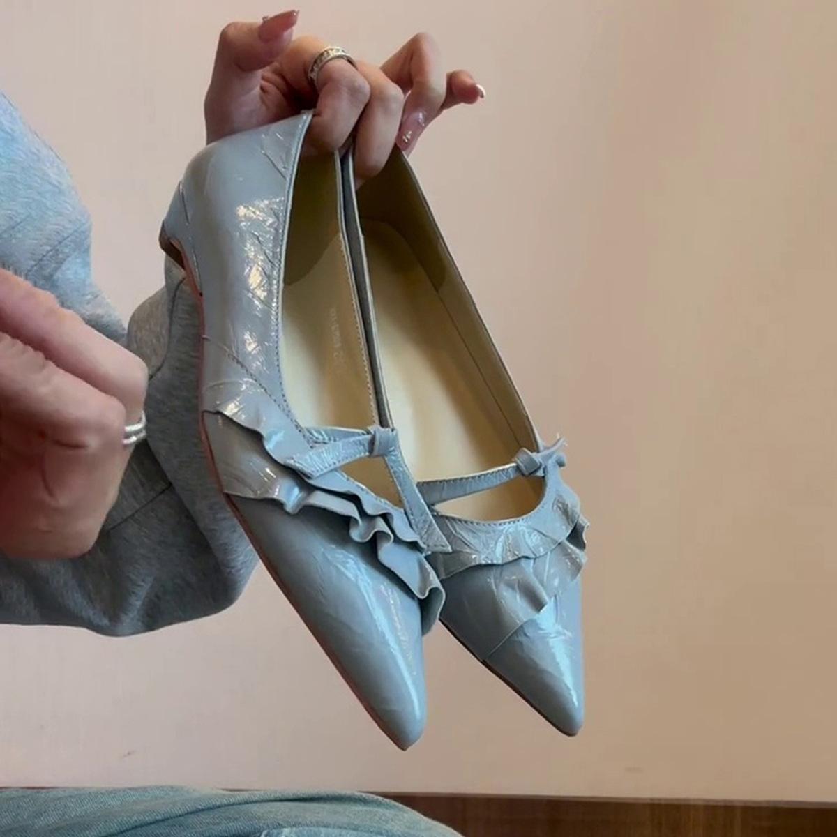 

Sheepskin version~ pointed temperament retro word with low heel single shoes women s shallow mouth commuting French gentle Mary Jane shoes 40