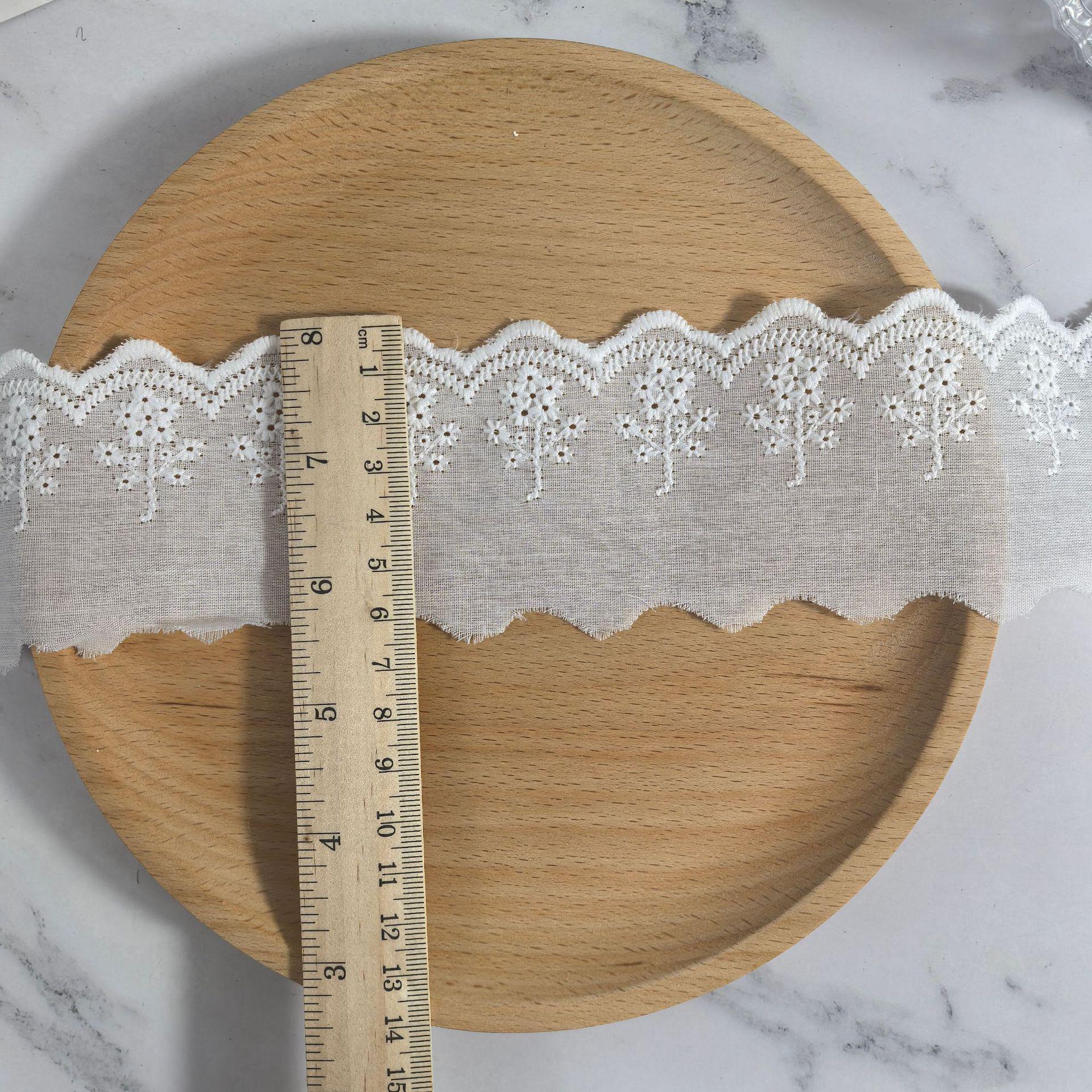 

Классические кружевные аксессуары с цветочной вышивкой на хлопковой ткани молочного шелка