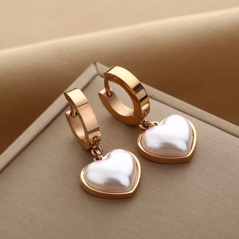 

1 pair of circular heart shaped pendants with pearl ear clips