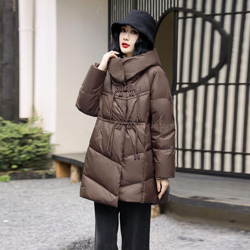 

Этнический стиль средней длины и длинный пуховик для женской зимы 2025, новый литературный и художественный утолщенный плащ с капюшоном и застежкой-диском для мамы M темно-коричневого