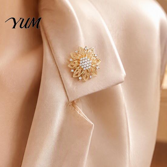 Clothing Embellishment Pin Hollow Rhinestone Flower Brooch, Alloy Floral Decorative Lapel Pin, Bag Decoration Vintage Jewelry for Wedding Party