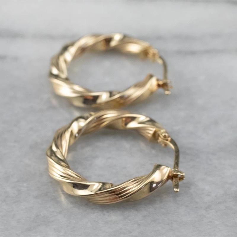 Klassische Goldene Creolen Einfache Metall Runde Verdrehte Ohrringe für Damen Verlobung Hochzeit Schmuck