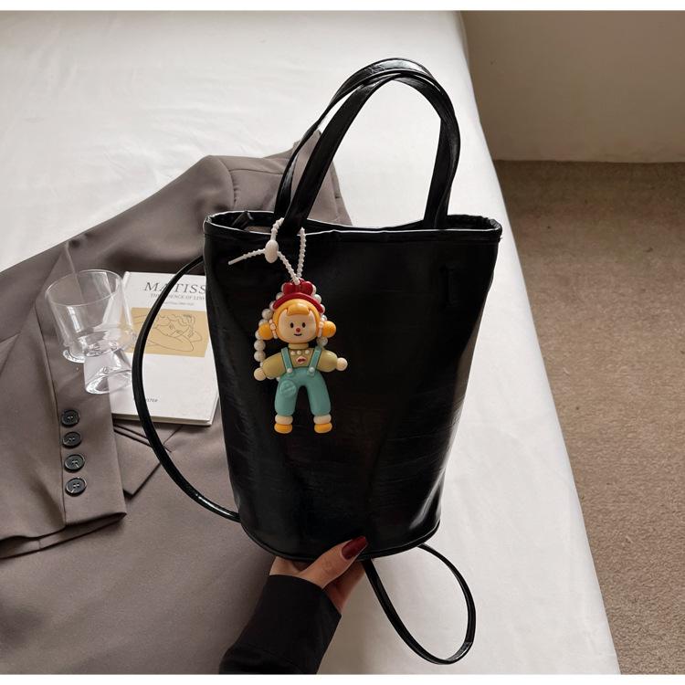 

Personalized new underarm simple carry spring handbag texture single shoulder fashion casual mobile phone bag чорний