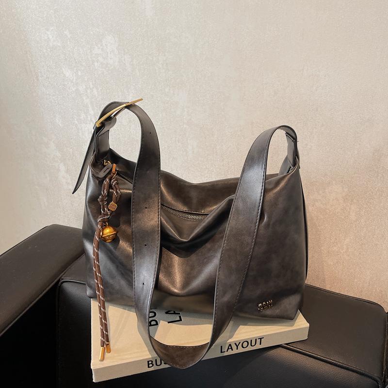 Large Capacity Bag Women's Autumn and Winter Retro New Versatile Shoulder Messenger Bag Popular Commuter Tote Bag