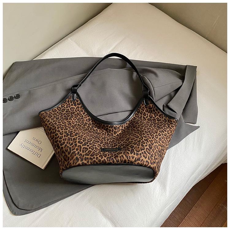 2024 Women's Versatile Leopard Print Large Capacity Crossbody Commuter Shoulder Bag