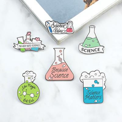Spilla Scienza Cartone Animato Carina Divertente Chimica Esperimento Scientifico Provetta Becher Spilla Smaltata per Zaino Studente Distintivo Risvolto Gioiello