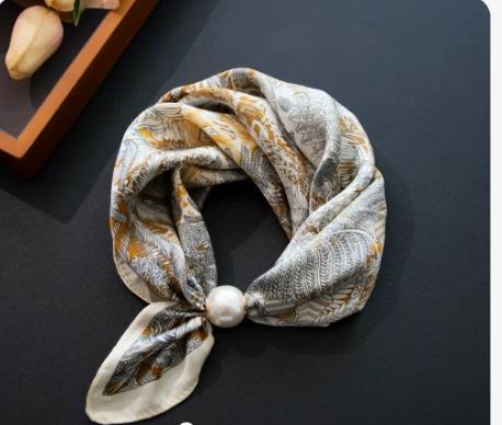 Scialle Semplice in Seta con Stampa Anacardi Piccola per Primavera ed Estate Collana Sottile di Perle Sciarpa Triangolare Magnetica Ciondolo Sciarpa in Seta Sciarpa con Ciondolo