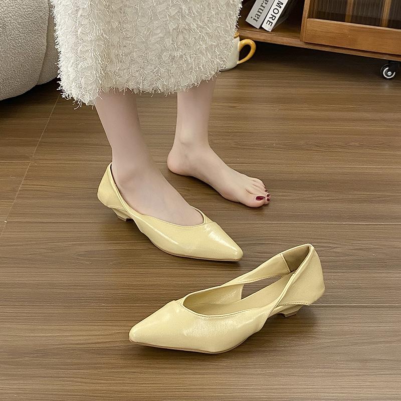 European Station Women's Shoes 2025 Spring New Oil Wax Leather Fashion Hollow Cat Heel Shoes Women's Pointed Comfortable Low Heel Single Shoes