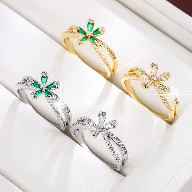 Pastoral Five-Leaf Zircon Copper Ring: Elegant Women's Jewelry with Small Grass Design
