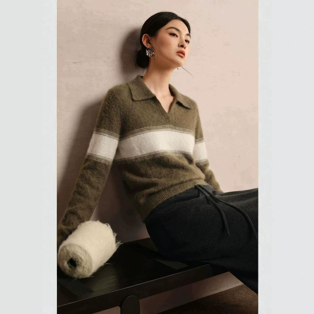 Seagull Collar Contrast Plush Wool Women's Sweater - Soft, Cozy, Loose-fit Knit for Autumn & Winter.