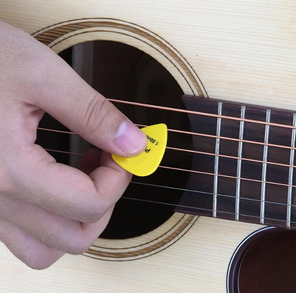 30Pcs Guitar Picks Shrapnels Guitar Fittings Bass Picks Guitar Plectrums Guitar Picks Thumb Picks Guitar Performances