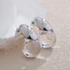 Pendientes versátiles y elegantes para mujer con un sofisticado diseño de aro.