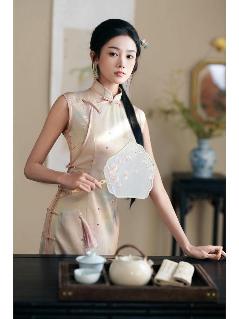 2024 Summer Young Elegant Sleeveless Cheongsam: Modern Literary Style