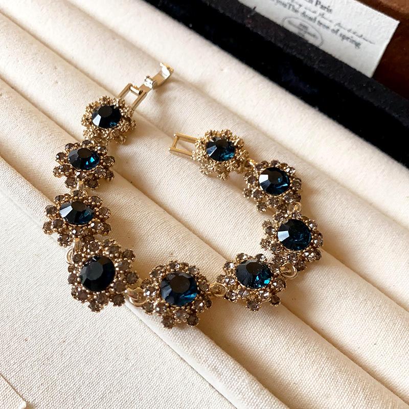 A Diamond-Encrusted Floral Necklace Paired With A Stylish Retro Clavicle Chain Is Suitable For Everyday Wear, Parties, And Various Other Occasions.