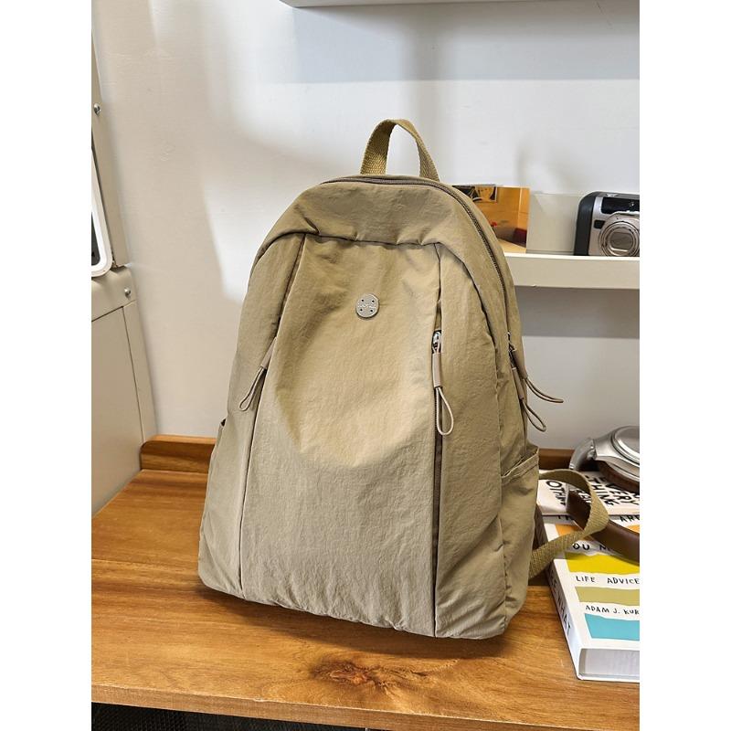 Casual and lightweight backpack New large-capacity travel backpack Student schoolbag