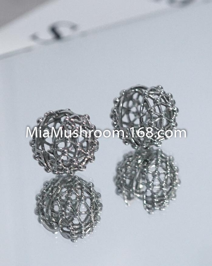 

Японские и корейские геометрические металлические серьги в стиле Дондэмун со сладким дизайном и 3D полыми шариками для женщин. серебряный