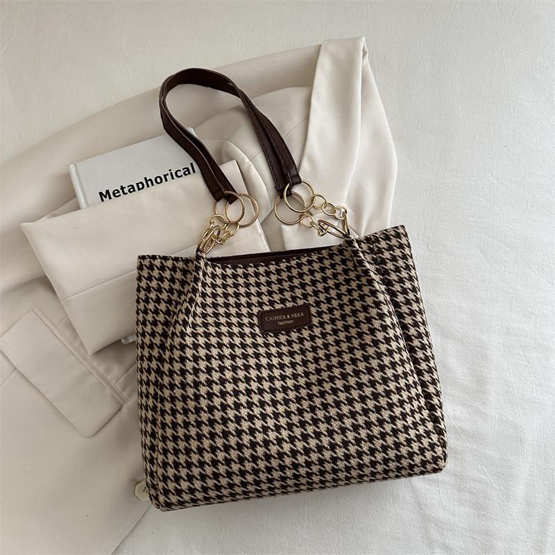 Large Capacity Fashionable Tote Bag For Commuting Stylish And Versatile Summer 2024 Edition