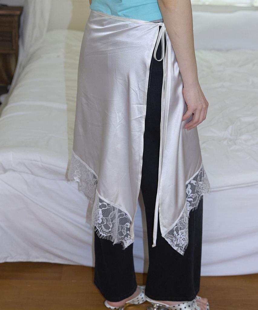 Nyuyogwogseu Satin Lace Diagonal Layered Skirt_Ivory